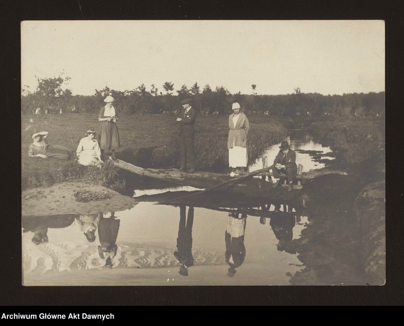 image.from.unit.number "Fotografie członków Mieszanej Komisji Rewindykacyjnej (zbiorowe)."