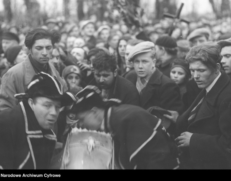 Obraz 11 z jednostki "Pogrzeb przywódcy narodu cygańskiego Matejasza Kwieka"