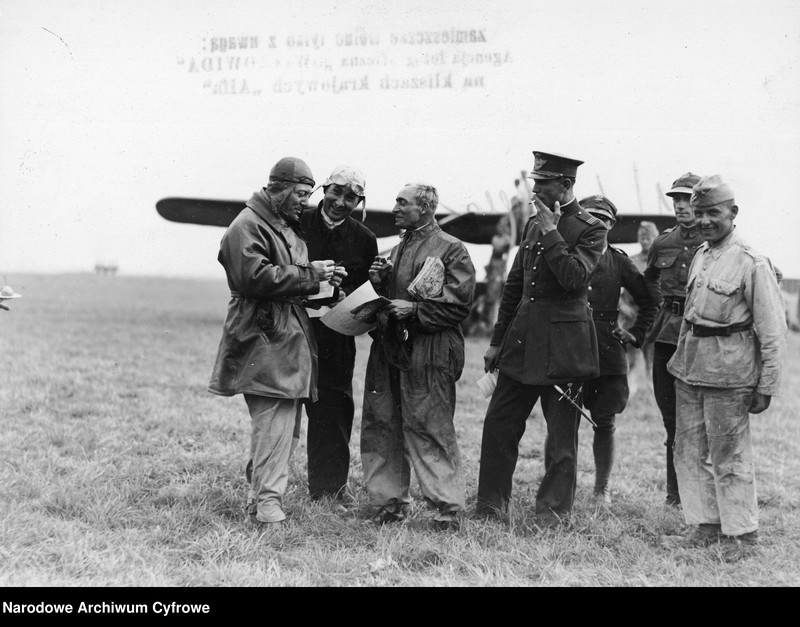 image.from.unit.number "Uczestnicy rajdu lotniczego Małej Ententy i Polski podczas postoju na lotnisku w Rakowicach"