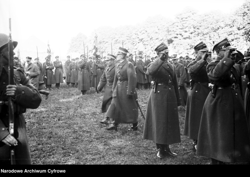 image.from.unit.number "Przeniesienie trumny z prochami hetmana Stefana Czarnieckiego do sarkofagu w Czarncy"