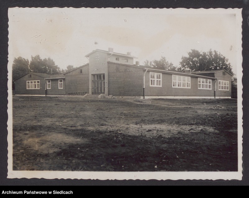 image.from.unit.number "Album z fotografiami podarowany przez uczennice Państwowego Gimnazjum Żeńskiego im. Królowej Jadwigi w Siedlcach wychowawczyni pani Janinie Milulskiej na zakończenie 8-klasowego gimnazjum w dniu 24.06.1934 r."