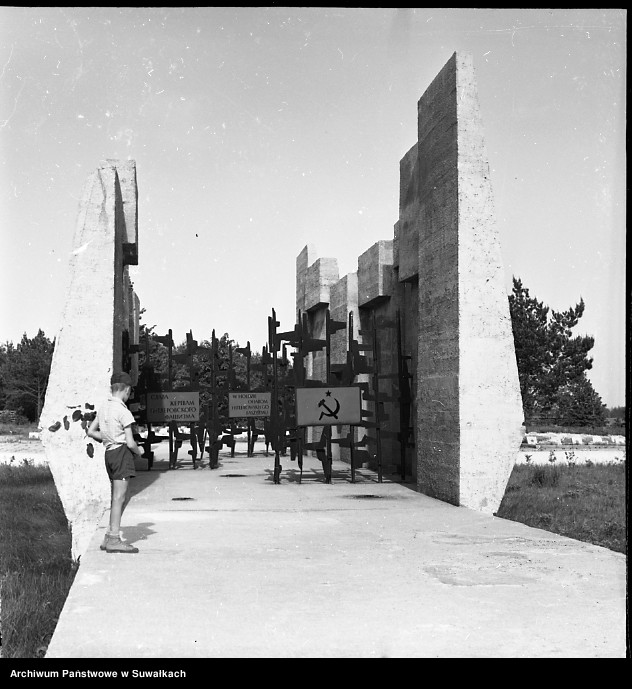 image.from.unit.number "Cmentarz Żołnierzy Radzieckich w Suwałkach."