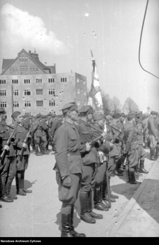Obraz 15 z kolekcji "Defilada 9 maja 1945 batalion fizylierów 1 BPanc. Al. Hallera, Gdańsk"