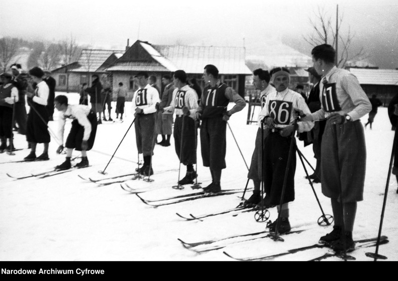 Narciarze na starcie.