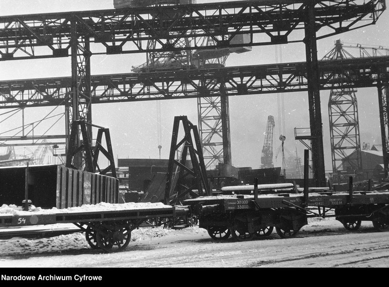 image.from.unit.number "Stocznia Gdańska im. Lenina podczas zimy"