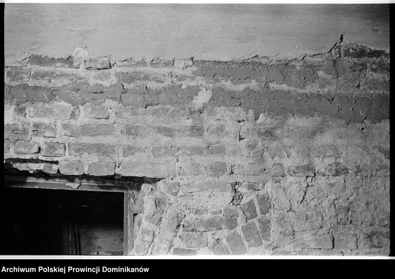 image.from.unit.number "Kraków, klasztor Ojców Dominikanów, obecna siłownia studentatu; obecne pomieszczenie gospodarcze na parterze północnego ramienia III wirydarza („slumsy” nr 11); podwórze przykuchenne; podwórze przy furcie. Kraków, kamienica przy ul. Stolarskiej 6, cela zakonna „slumsy” nr 13"