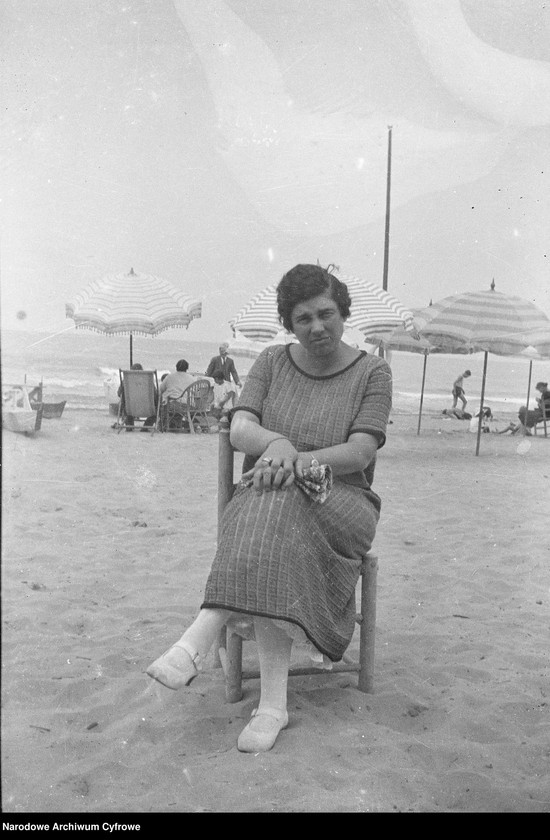 Obraz 3 z jednostki "Wypoczynek rodziny Lis-Olszewskich na plaży w Viareggio"