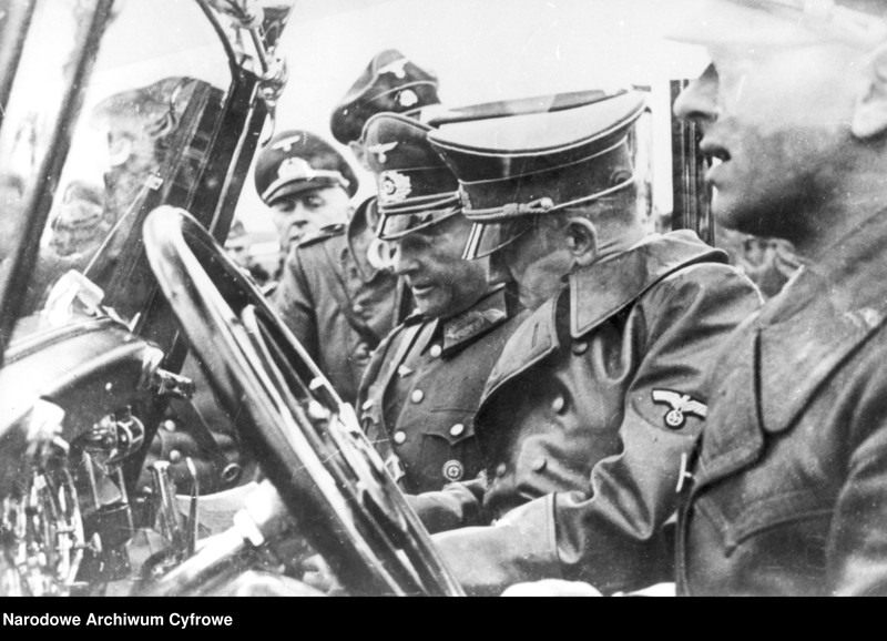 image.from.unit.number "Adolf Hitler w samochodzie podczas walk o Warszawę"