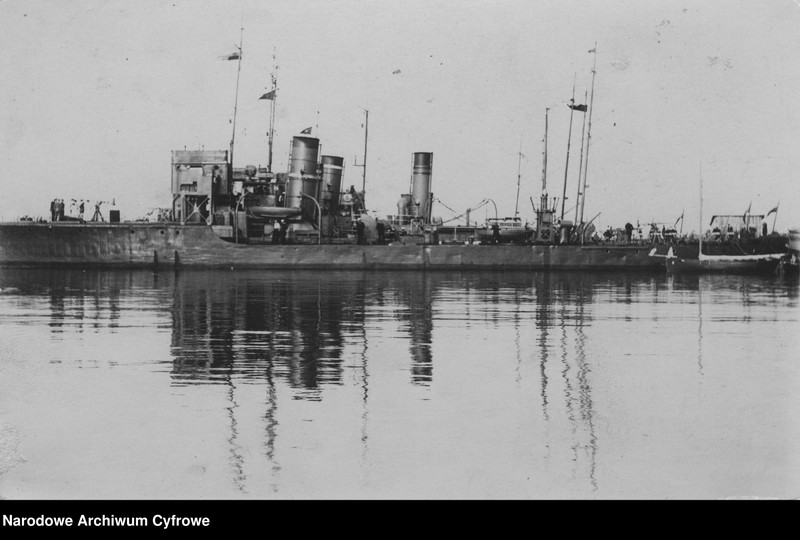 image.from.unit.number "Port Marynarki Wojennej w Gdyni - okręty wojenne w porcie"