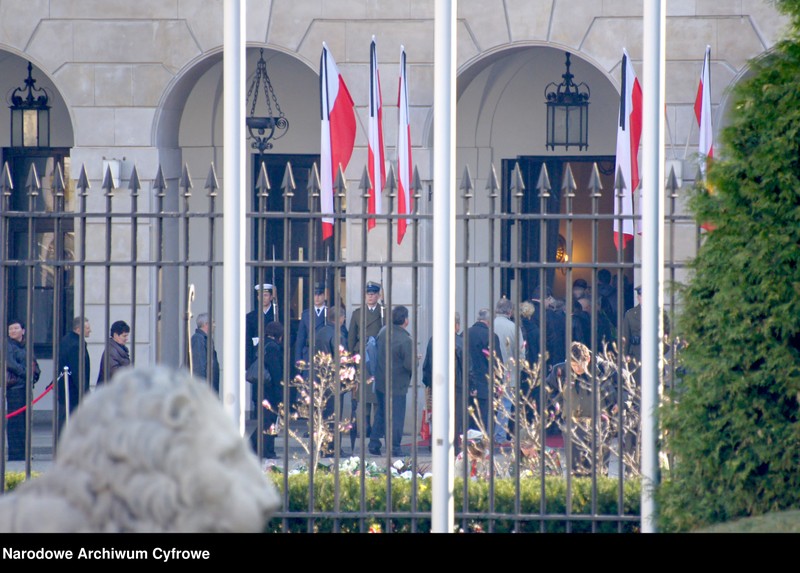 image.from.unit.number "Szósty dzień żałoby narodowej w Warszawie po katastrofie lotniczej w Smoleńsku"