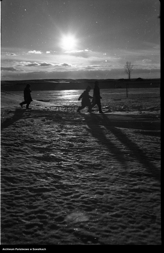 image.from.unit.number "Dzieci na sankach - pejzaż zimowy"