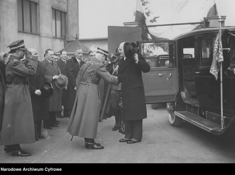 image.from.unit.number "Przekazanie wojsku 100 karabinów - daru robotników Państwowej Fabryki Karabinów w Warszawie"