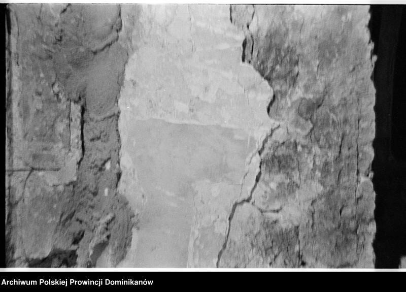 image.from.unit.number "Kraków, klasztor Ojców Dominikanów, obecna siłownia studentatu; obecne pomieszczenie gospodarcze na parterze północnego ramienia III wirydarza („slumsy” nr 11); podwórze przykuchenne; podwórze przy furcie. Kraków, kamienica przy ul. Stolarskiej 6, cela zakonna „slumsy” nr 13"