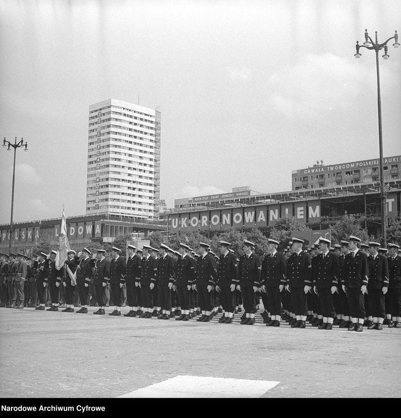 image.from.unit.number "Defilada Tysiąclecia Państwa Polskiego podczas Narodowego Święta Odrodzenia Polski (22 lipca) na pl. Defilad w Warszawie"