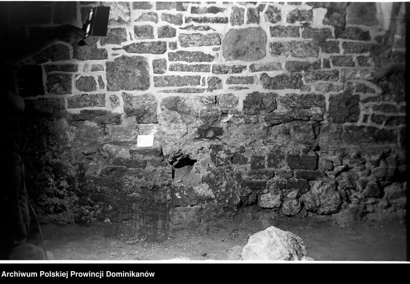 image.from.unit.number "Kraków, klasztor Ojców Dominikanów, krypta pod refektarzem oraz schody przy korytarzu na parterze północnego skrzydła III wirydarza prowadzące do przedsionka ciemnego korytarzyka na I piętrze"