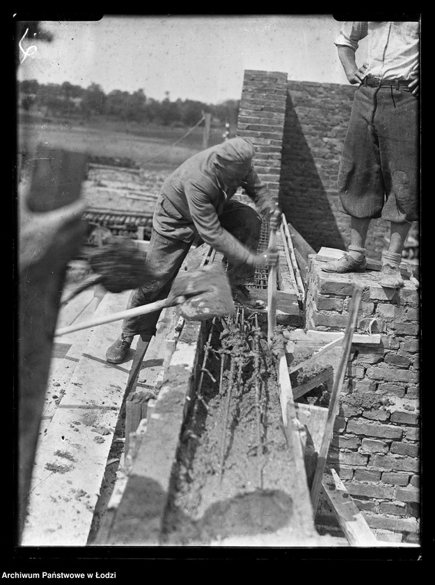 Obraz 1 z jednostki "Wypełnianie zbrojeń zaprawą, widoczne ruchy łopat"