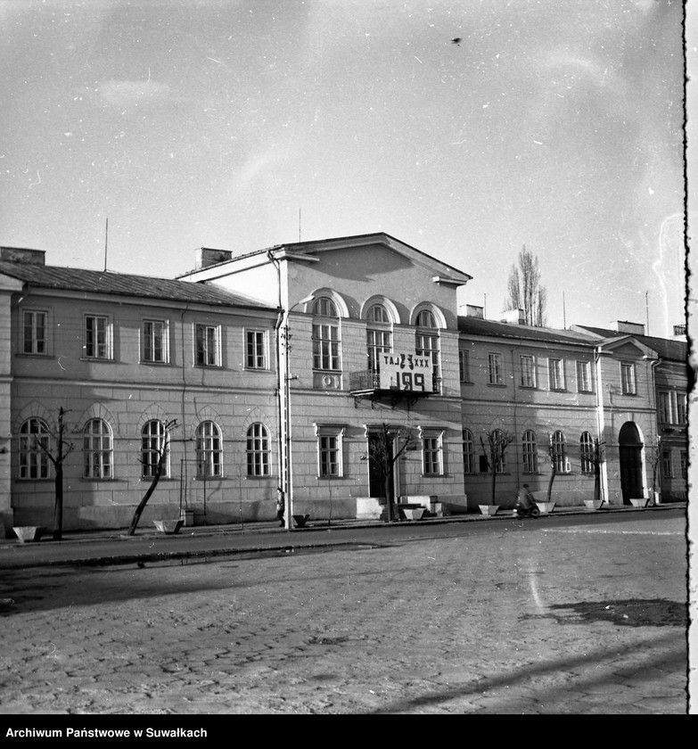 Obraz 1 z jednostki "Budynek Liceum Ogólnokształcącego imienia Marii Konopnickiej w Suwałkach."
