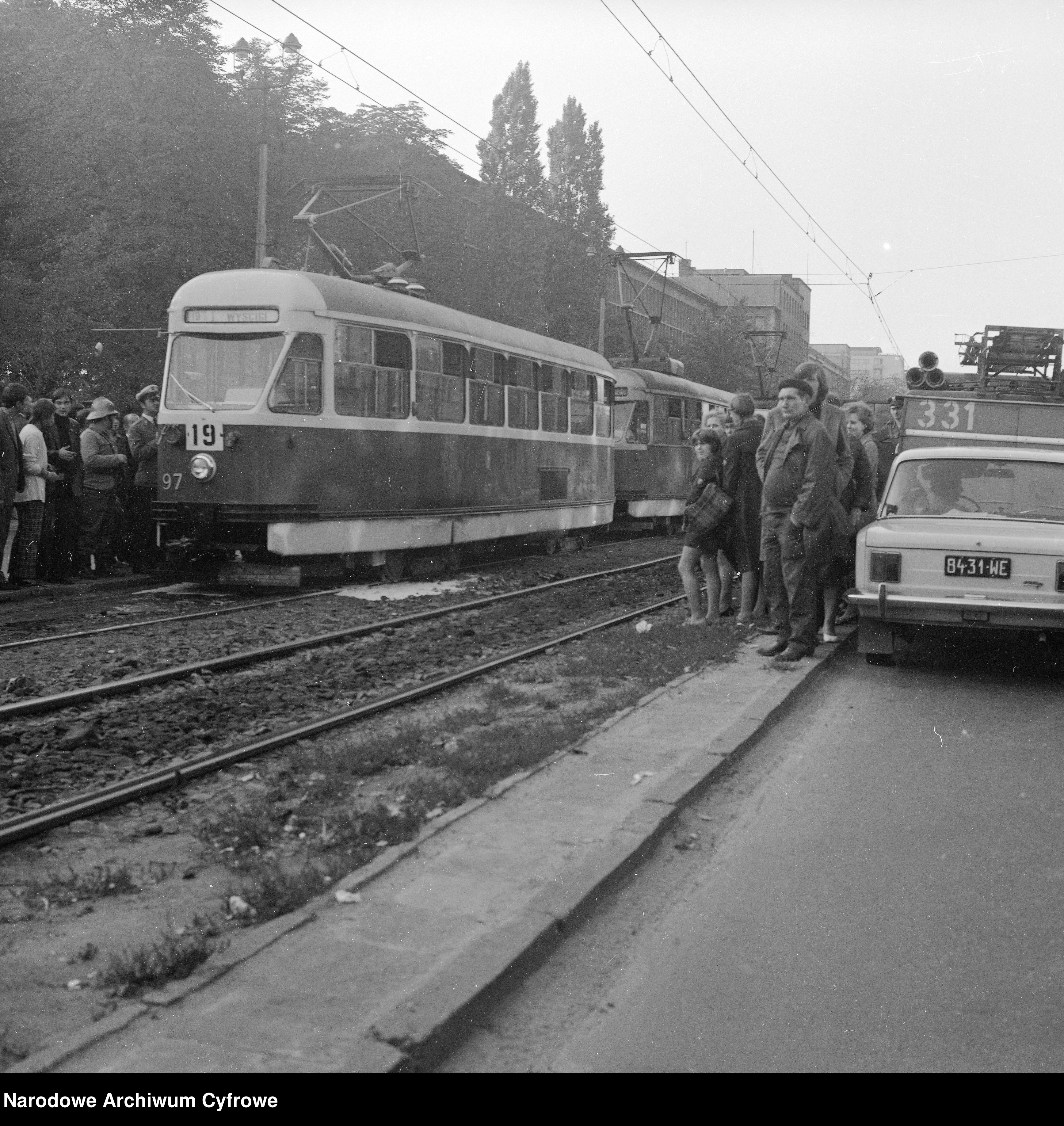 Skan z jednostki: Pożar tramwaju linii 19 na ul. Chałubińskiego w Warszawie