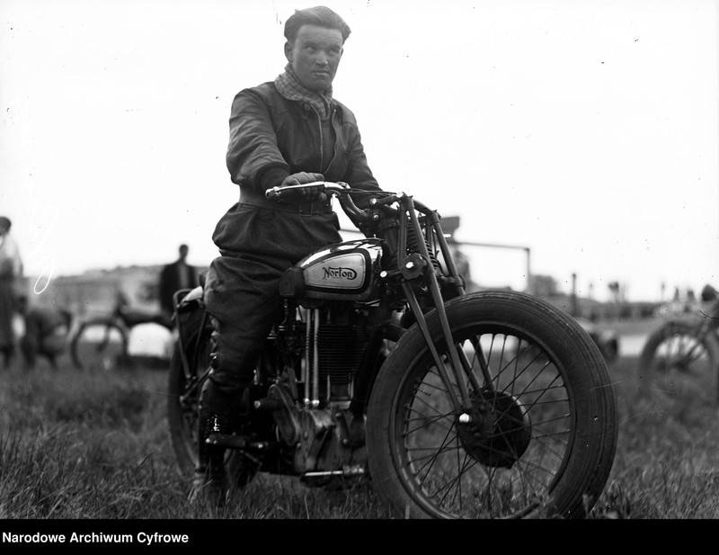 image.from.unit.number "Zawody motocyklowe na torze Cracovii"