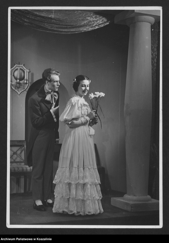 image.from.unit.number "„Śluby panieńskie”, Aleksander Fredro, reżyseria Irena Górska, scenografia Feliks Krassowski. Premiera 16 I 1954 roku."