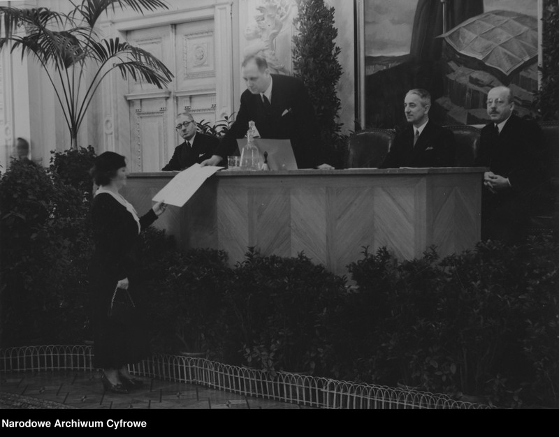 image.from.unit.number "Wręczanie dyplomów w konkursie czystości sklepów w Warszawie"