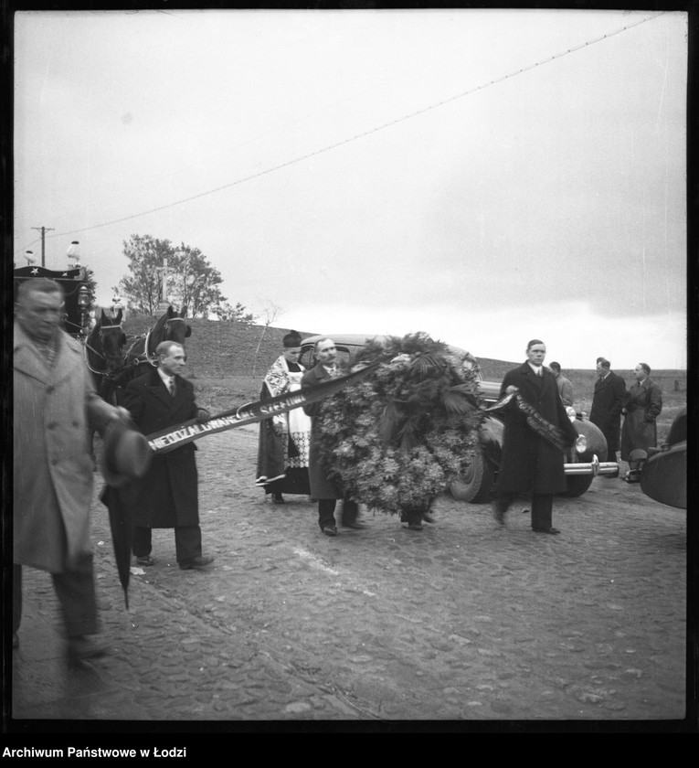 Obraz 1 z jednostki "Pogrzeb S. Skrzywana - ksiądz, trumna, karawan"