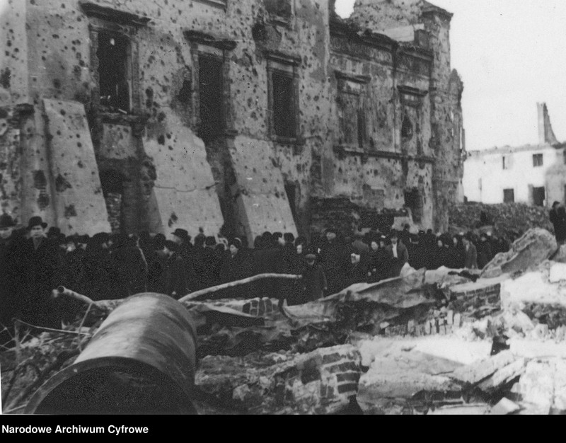 image.from.unit.number "Kolejki do kościołów w Wielką Sobotę w Warszawie"