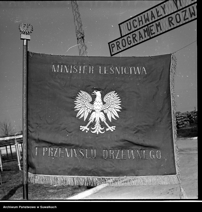 image.from.unit.number "Sztandar Zakładów Płyt Wiórowych w Suwałkach."