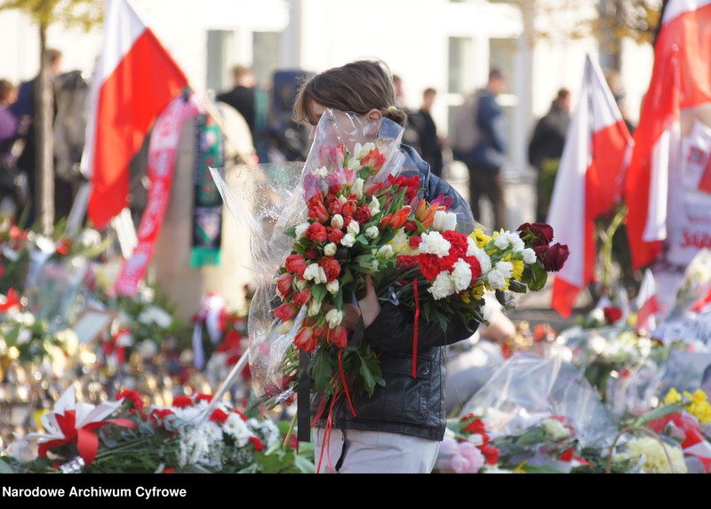 image.from.unit.number "Szósty dzień żałoby narodowej w Warszawie po katastrofie lotniczej w Smoleńsku"
