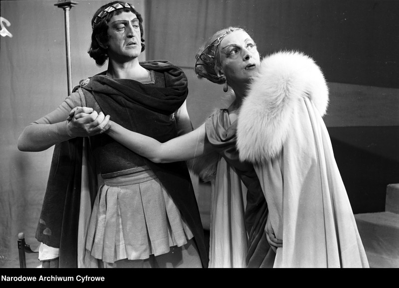image.from.unit.number "Warszawa. Teatr Młodej Warszawy - sztuka "Ifigenia (Wiatr za dziewczynę)""