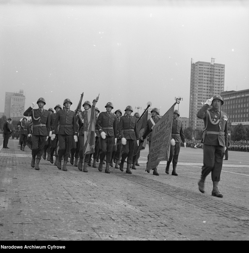 image.from.unit.number "Defilada Tysiąclecia Państwa Polskiego podczas Narodowego Święta Odrodzenia Polski (22 lipca) na pl. Defilad w Warszawie"