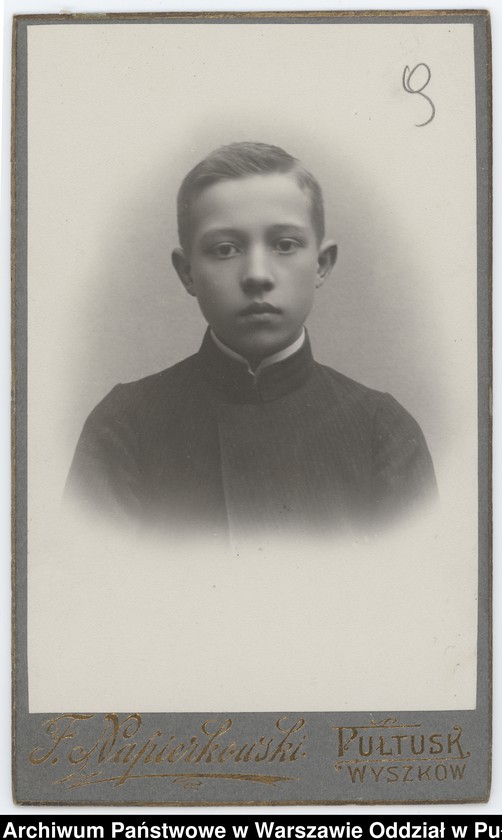 Obraz 1 z kolekcji "Chłopcy w niebieskich mundurkach... - uczniowie pułtuskiego Gimnazjum z okresu I wojny światowej"