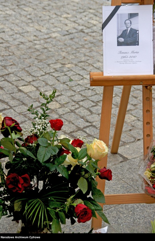 Obraz z jednostki "Czwarty dzień żałoby narodowej w Warszawie po katastrofie lotniczej w Smoleńsku"