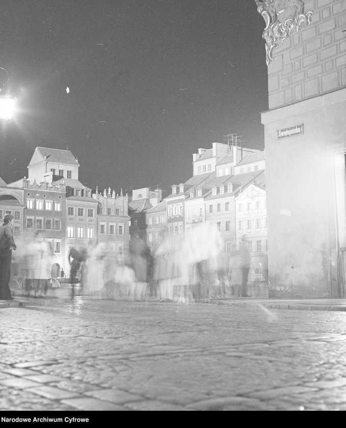 image.from.unit.number "Stare Miasto w Warszawie nocą"