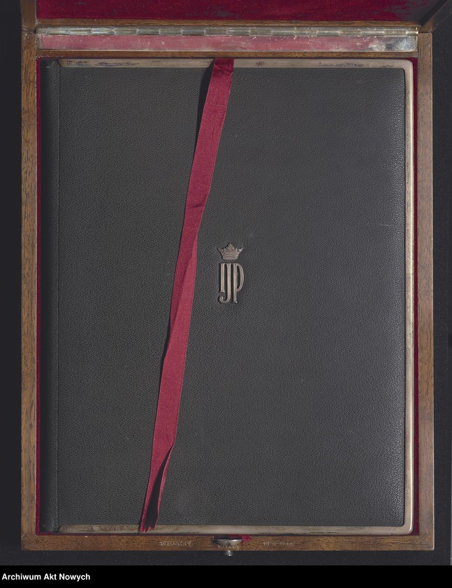 image.from.unit.number "Steinway House (New York); Futerał drewniany i tekturowy"