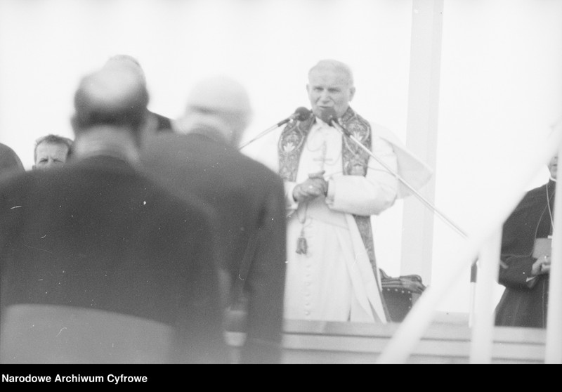 image.from.unit.number "Spotkanie papieża Jana Pawła II z wiernymi w Gębarzewie pod Gnieznem podczas I pielgrzymki do Polski"