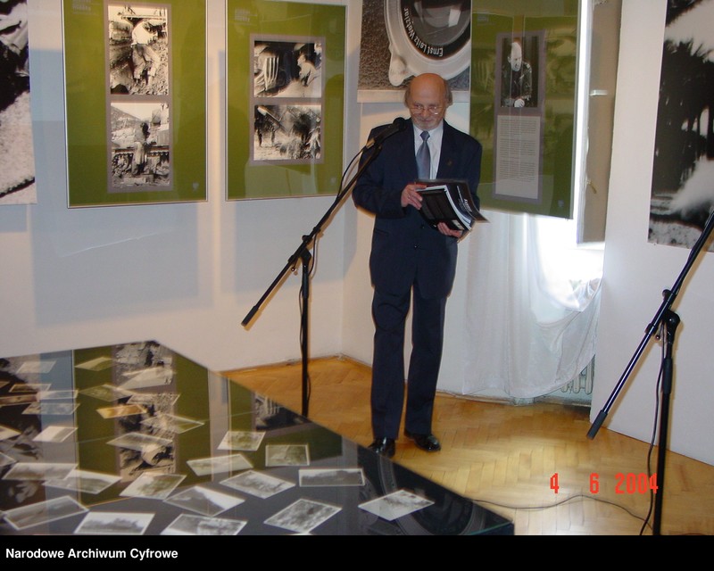 Obraz z jednostki "Kraków. Wystawa "Przełamywać bariery - budować mosty". Wojna na fotografii polskiego i niemieckiego żołnierza."