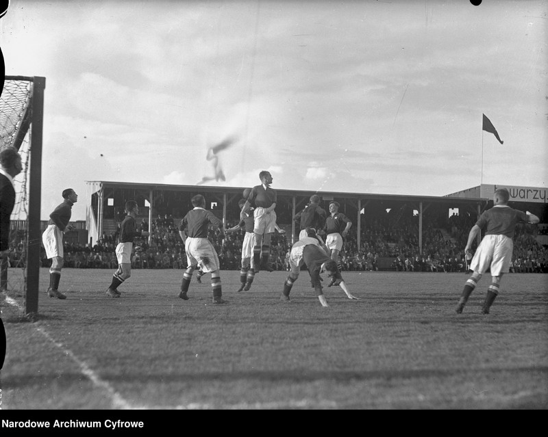 image.from.unit.number "Mecz piłki nożnej TS Wisła Kraków - Chelsea FC na stadionie Wisły Kraków rozegrany z okazji 30-lecia Towarzystwa Sportowego Wisła Kraków"
