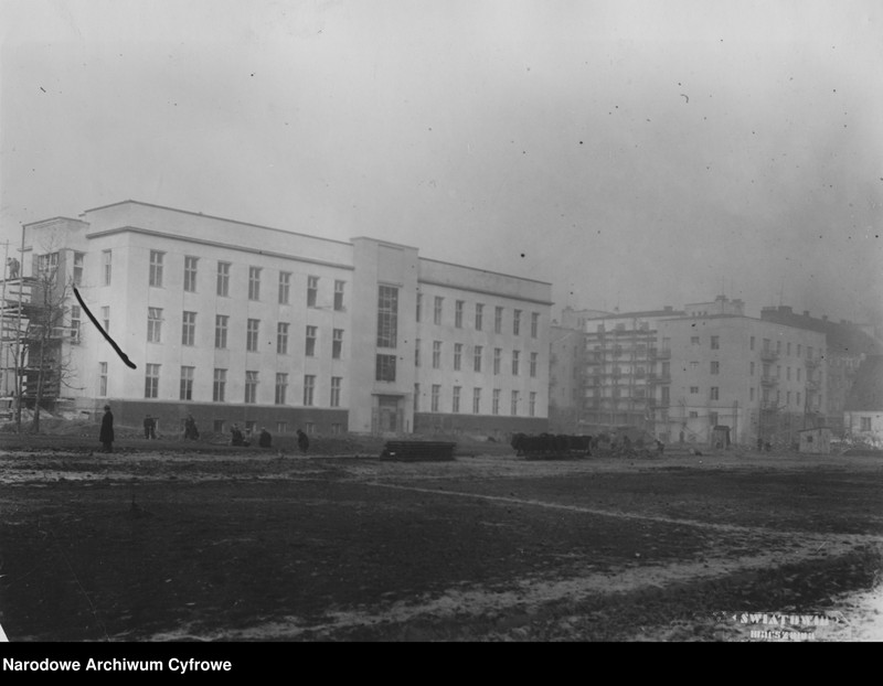 image.from.unit.number "Instytut Radowy im. Marii Skłodowskiej-Curie przy ul. Wawelskiej w Warszawie"