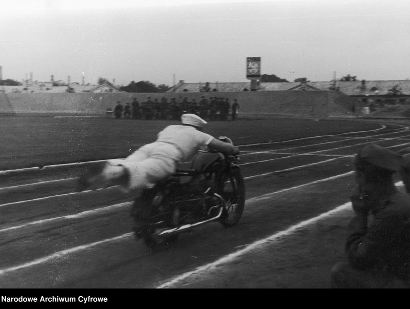 image.from.unit.number "Wielka rewia asów sportu zorganizowana przez Związek Dziennikarzy Sportowych na rzecz Funduszu Obrony Narodowej Zdzisław Nowak"