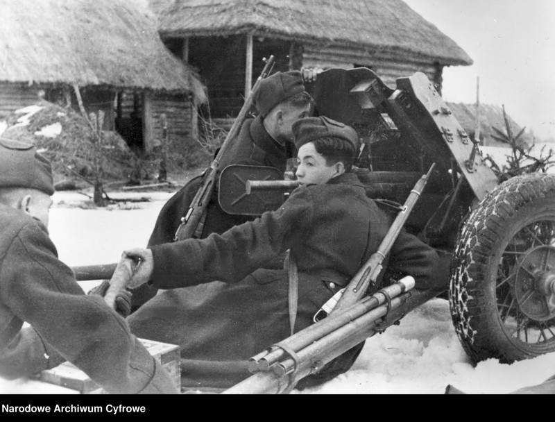 Obraz 1 z jednostki "Stanowisko radzieckiego działa przeciwpancernego wz 38 kal. 45 mm"