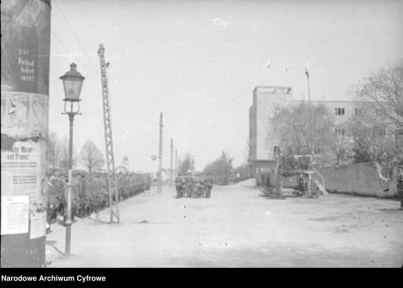 Obraz 13 z kolekcji "Defilada 9 maja 1945 batalion fizylierów 1 BPanc. Al. Hallera, Gdańsk111"