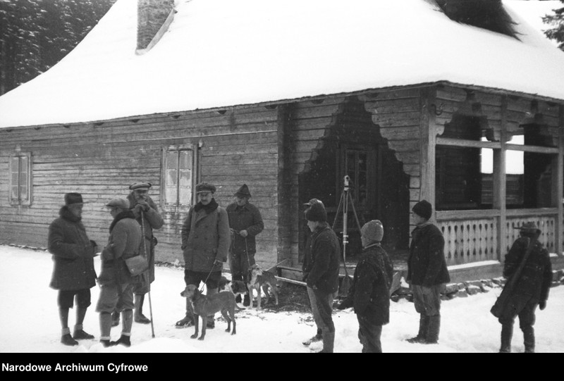 image.from.unit.number "Polowanie na niedźwiedzie w nadleśnictwie Sołotwina, w lasach należących do hrabiego Adama Zdzisława Zamoyskiego"