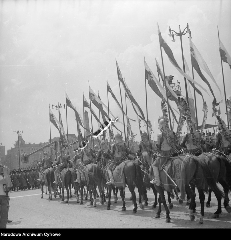 image.from.unit.number "Defilada Tysiąclecia Państwa Polskiego podczas Narodowego Święta Odrodzenia Polski (22 lipca) na pl. Defilad w Warszawie"