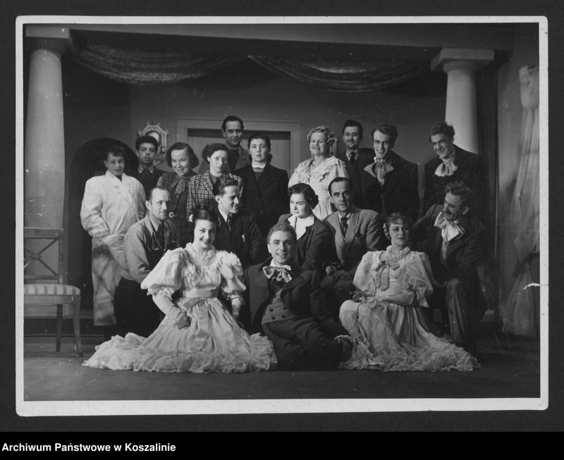 image.from.unit.number "„Śluby panieńskie”, Aleksander Fredro, reżyseria Irena Górska, scenografia Feliks Krassowski. Premiera 16 I 1954 roku."