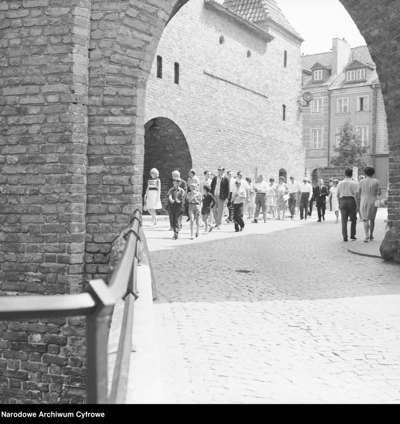 image.from.unit.number "Cudzoziemcy zwiedzający Warszawę"