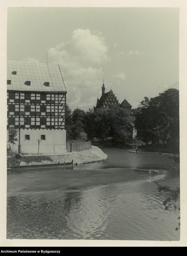 image.from.unit.number ""Fara" mit Speichern [zakole Brdy, widok na fragment spichrzów zbożowych i kościół farny]"