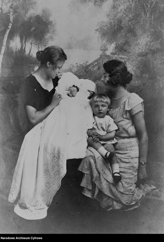 image.from.unit.number "Anastazja Sułek z dziećmi i Stefanią Tomaszewską"