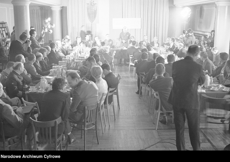 image.from.unit.number "Spotkanie kombatantów II wojny światowej - uczestników szturmu na Berlin - z kierownictwem Ministerstwa Obrony Narodowej w redakcji "Żołnierza Wolności" oraz w siedzibie Związku Bojowników o Wolność i Demokrację w Warszawie "