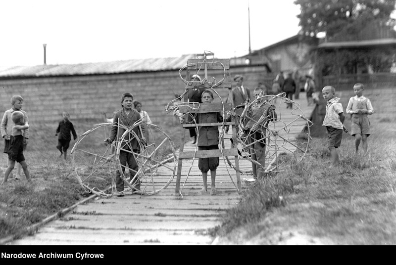 image.from.unit.number "Wianki w Krakowie na Wiśle pod Wawelem"